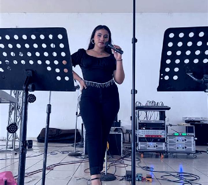 Abril Aibar escort