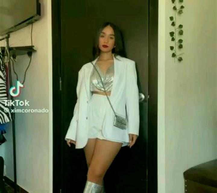 Julia Mino escort